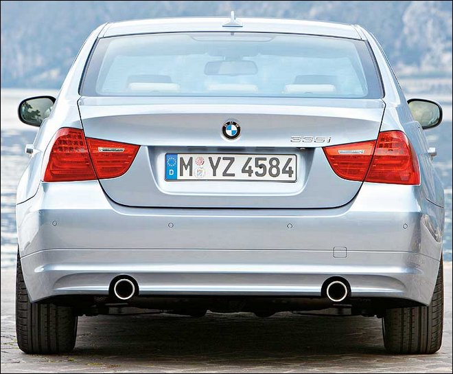 Zachwyć się odświeżonym wyglądem BMW E90 na zdjęciach poliftowego tyłu