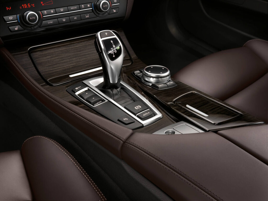 Eleganckie i nowoczesne wnętrze BMW F10 po liftingu – luksus w każdym detalu