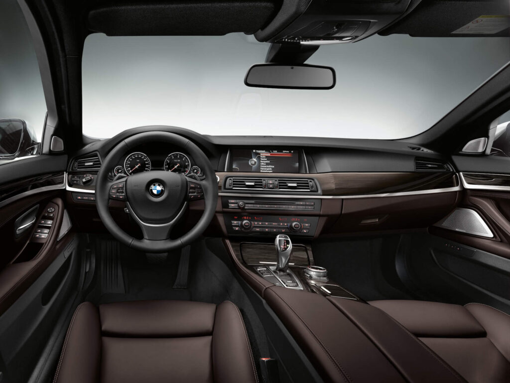 Wnętrze BMW F10 po odświeżeniu – perfekcja designu i komfortu