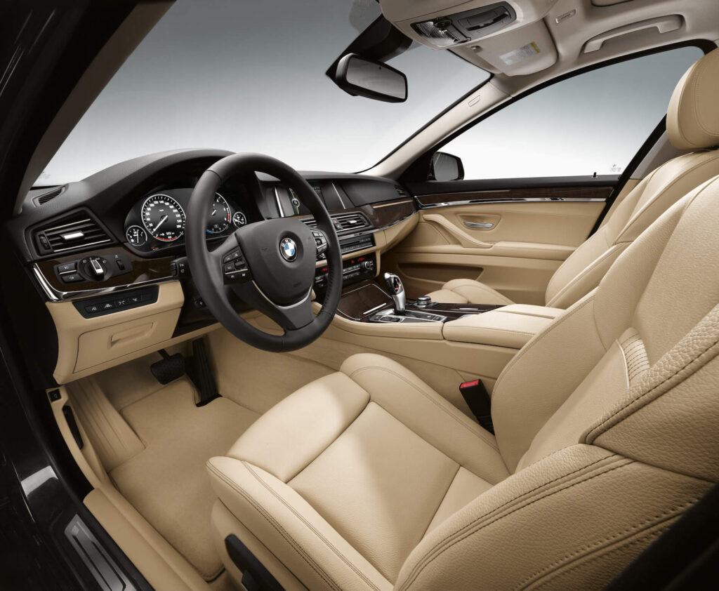 Wnętrze BMW F10: połączenie klasyki z nowoczesnym stylem po liftingu