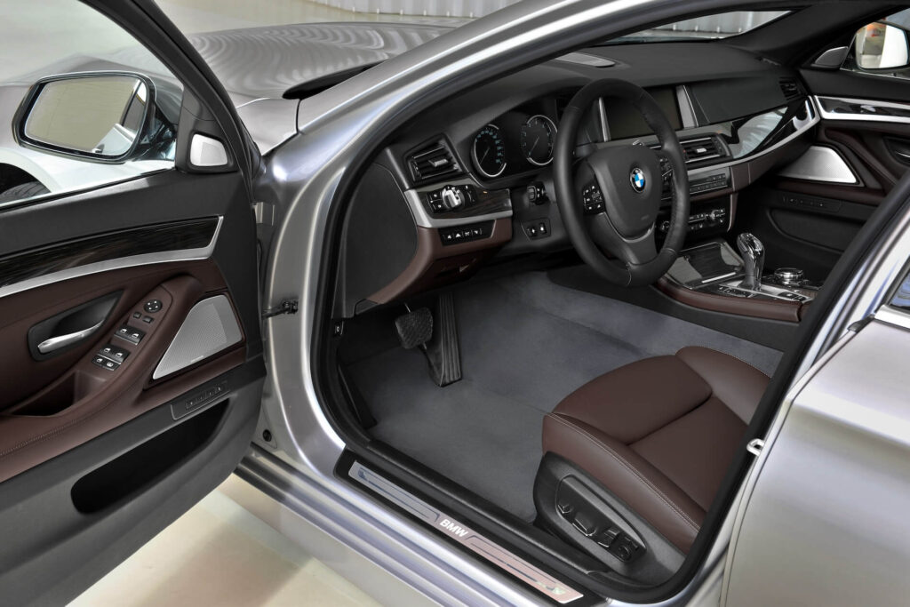 Elegancja w każdym detalu – nowe wnętrze BMW F10 po liftingu