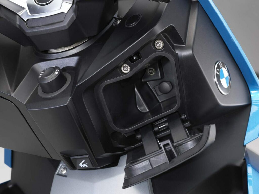 Skuter BMW C 400 X elektronika