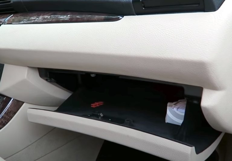 Skrzynka bezpieczników w schowku pasażera BMW x5 e53