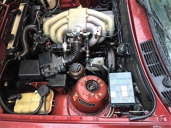 Skrzynka bezpieczników w komorze silnika BMW e30