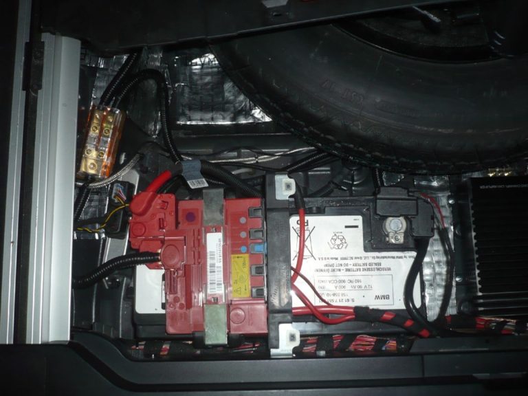 Bezpieczniki pod pokrywą akumulatora BMW X6