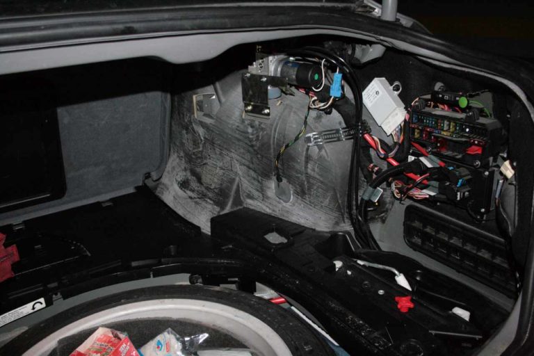 Skrzynka bezpieczników w bagażniku BMW E65