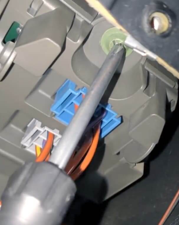 Odkręcenie śruby ze skrzynki bezpieczników BMW X6 e71